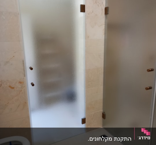 דלתות זכוכית חלבית במקלחת עם קירות שיש
